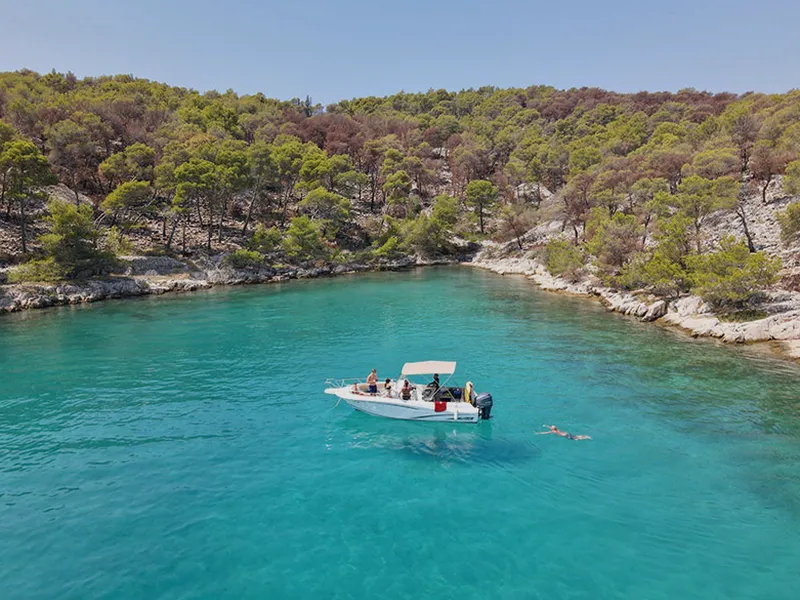 Familia disfrutando de un alquiler de barco en Mogán